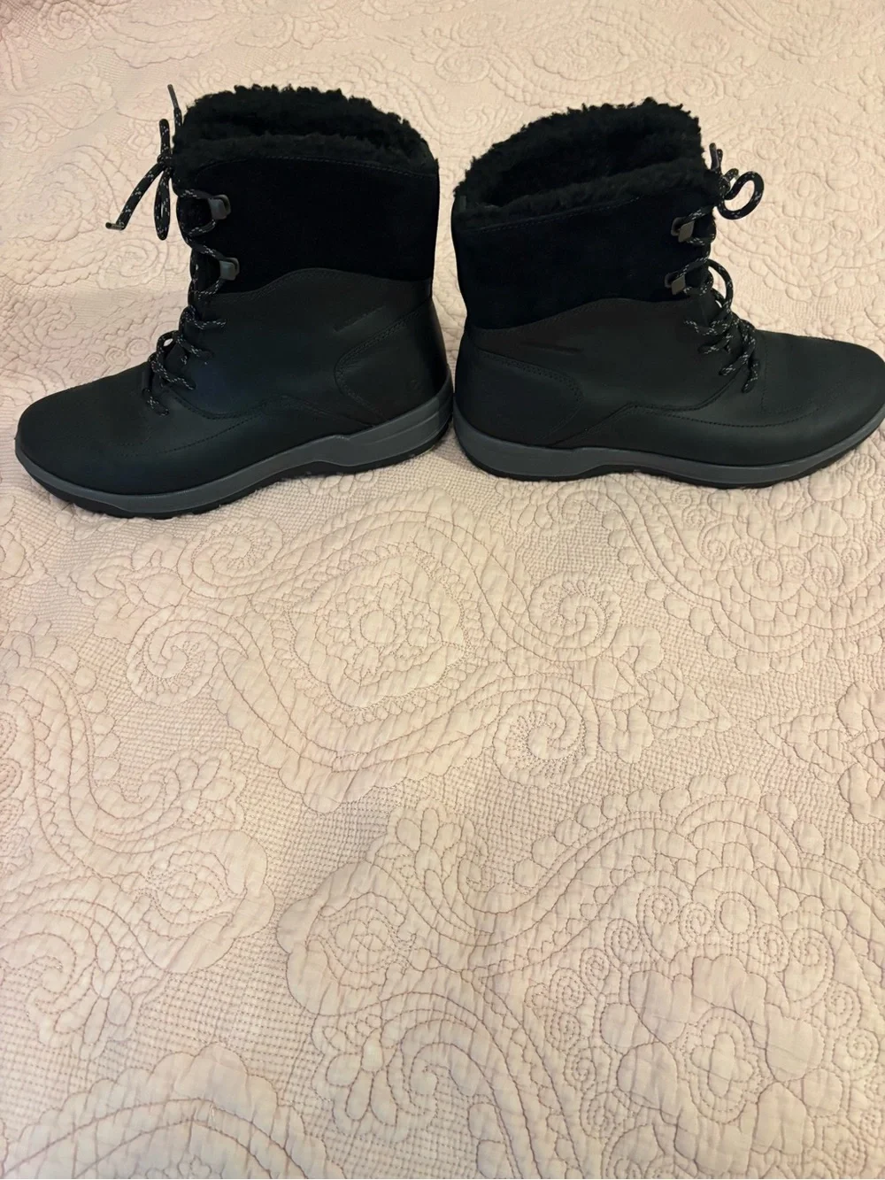 Ecco fits women